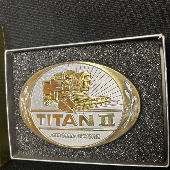 VINTAGE 1985 **JOHN DEERE** TITAN II COMBINE TRACTOR BELT BUCKLE (Never Worn) - Picture 2 of 9